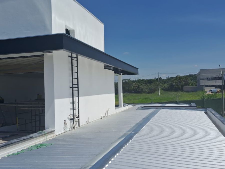 Cobertura metálica e fachada de imóvel avaliadas em vistoria técnica de engenharia em Indaiatuba