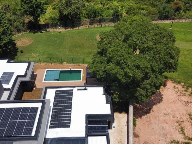Vista aérea de residência de alto padrão com piscina em condomínio de Indaiatuba