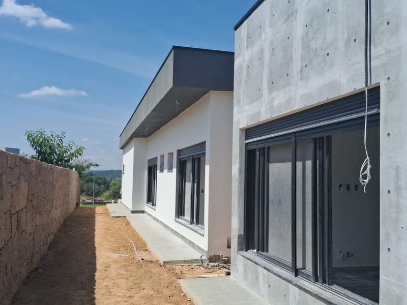Fachada de residência térrea finalizada em condomínio fechado de Indaiatuba