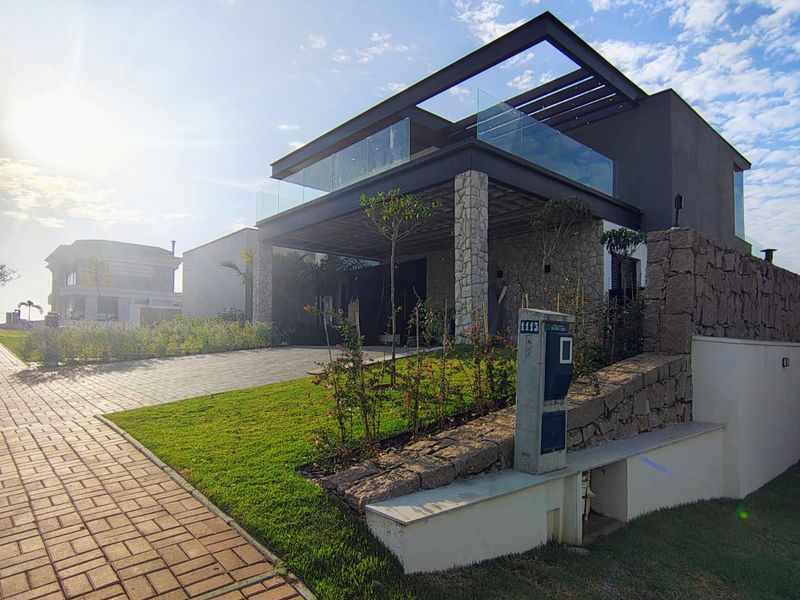 Residência de alto padrão com pergolado e jardim entregue em Indaiatuba