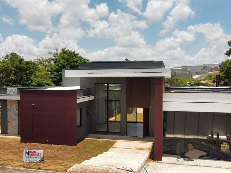 Edificação comercial com fachada em concreto e vidro na região metropolitana de Campinas