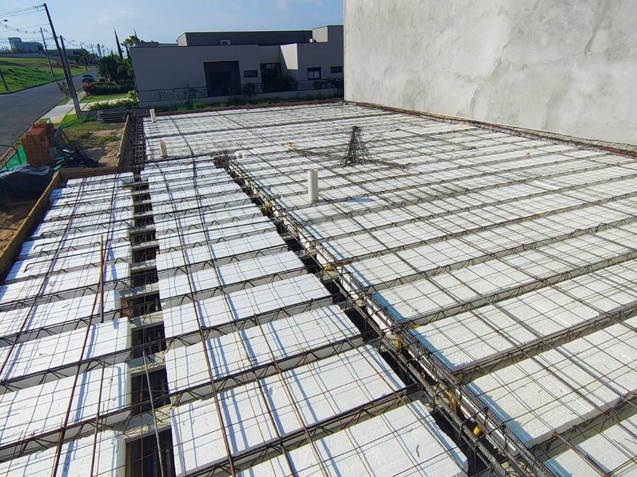 Laje nervurada com armadura e blocos de EPS montada sobre a obra, pronta para concretagem conforme projeto estrutural